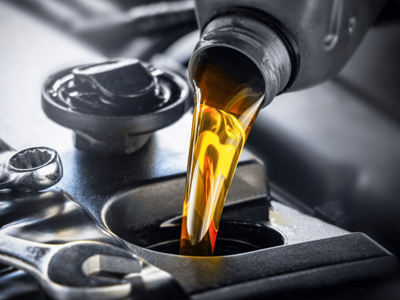Vertido de aceite de motor original Genuine Oil a través del tapón de llenado durante un mantenimiento