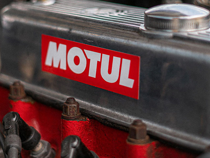 Detalle de un motor preguerra con logotipo de Motu