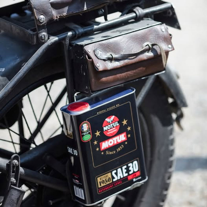 Lata de Motul Classic SAE30 en vehículo