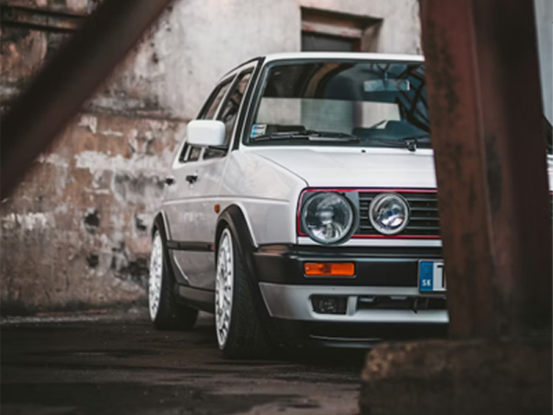 Vehículo Yougtimer sedan blanco luciendo con orgullo