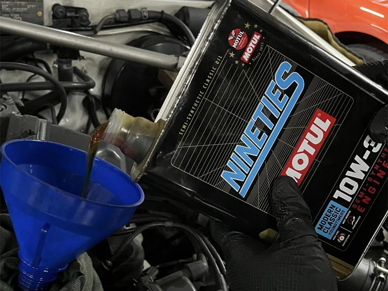 Cuida tu legado: realizando el cambio de aceite en un youngtimer con un Classic Nineties
